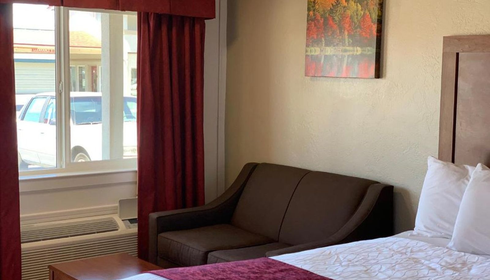 Room - Red Carpet Inn Medford