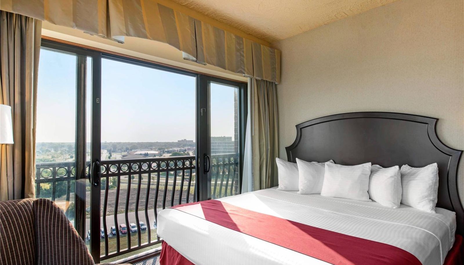 Suite - Shoreline Inn & Conference Center an Ascend Collection Hotel