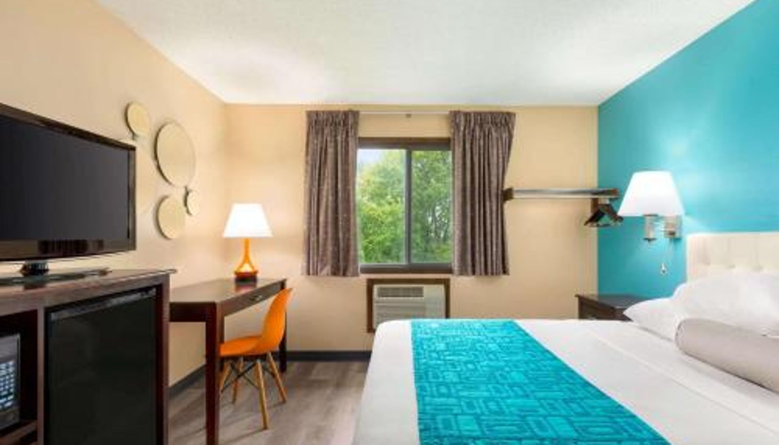 Camera - Howard Johnson by Wyndham Waterloo/Cedar Falls