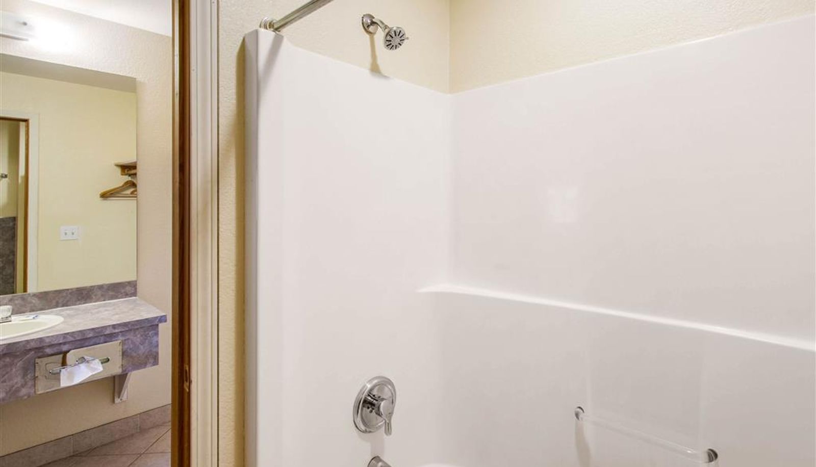 Room - Rodeway Inn Coeur d'Alene
