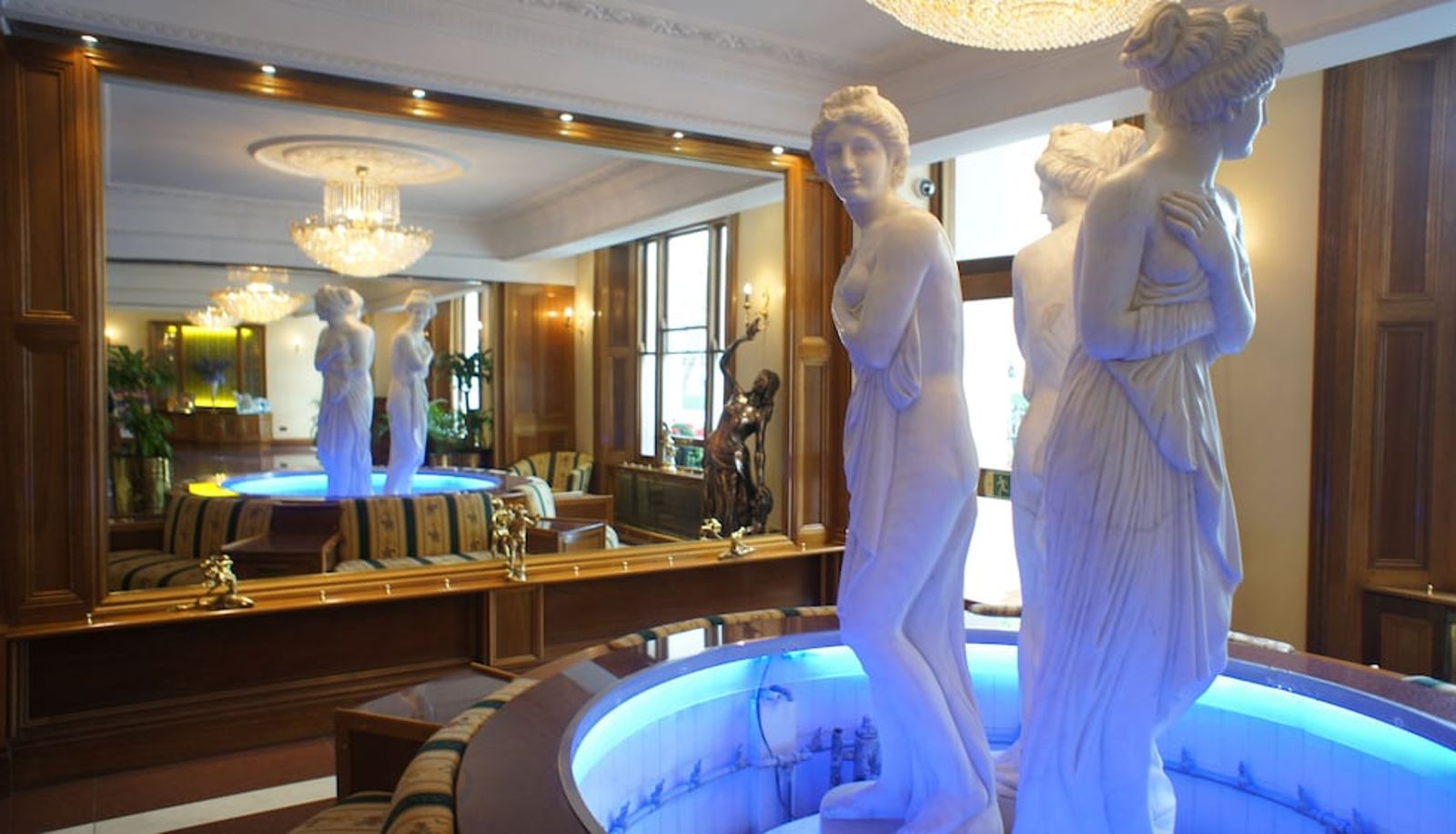 Hal - Westpoint Hotel