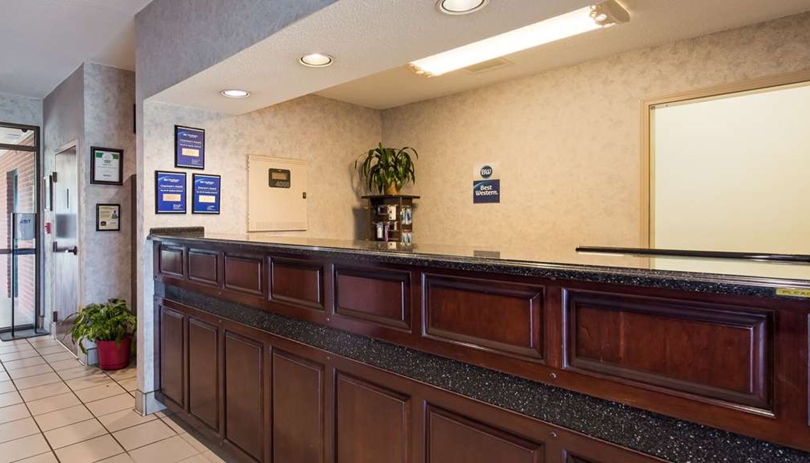 Hall - Best Western Home Place Inn