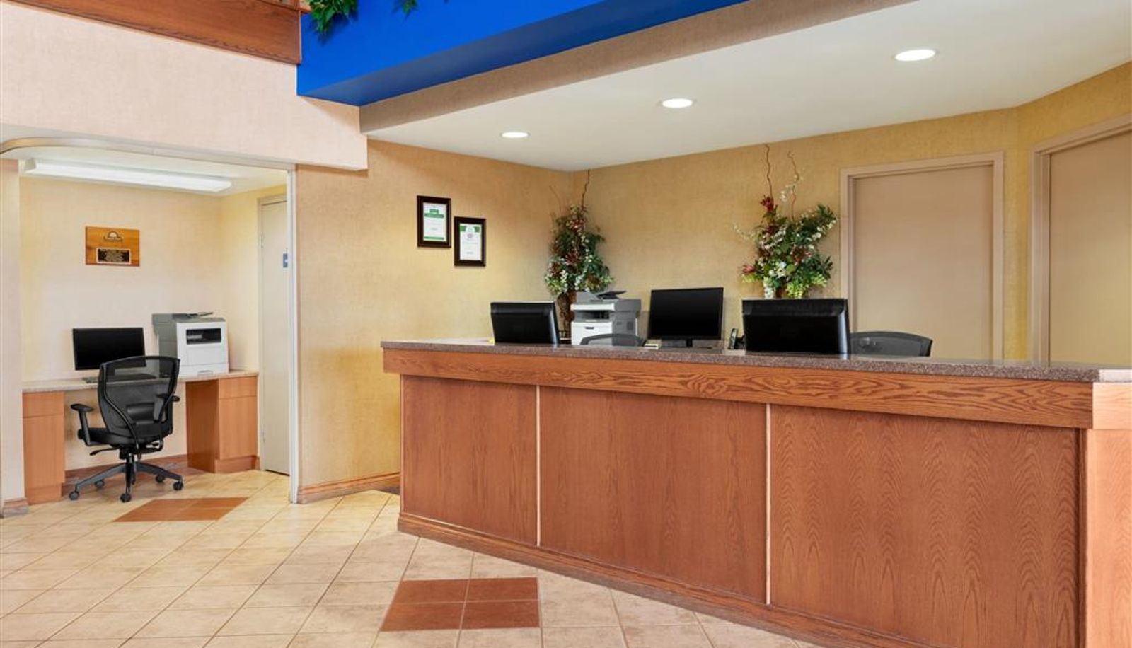Lobby - Days Inn & Suites by Wyndham Thompson