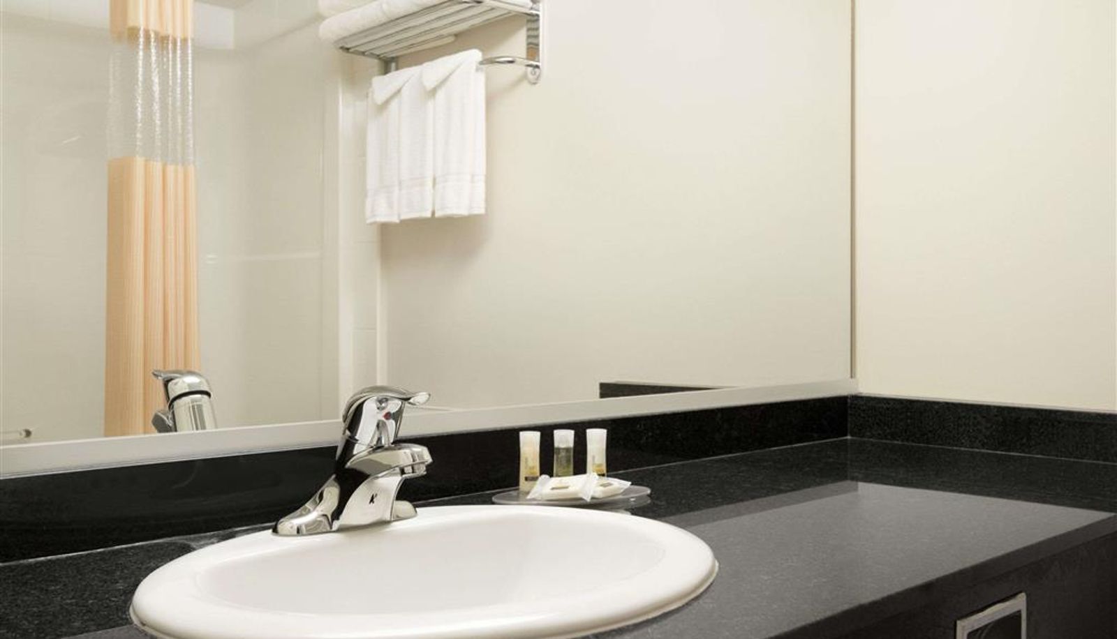 Zimmer - Days Inn & Suites by Wyndham Langley
