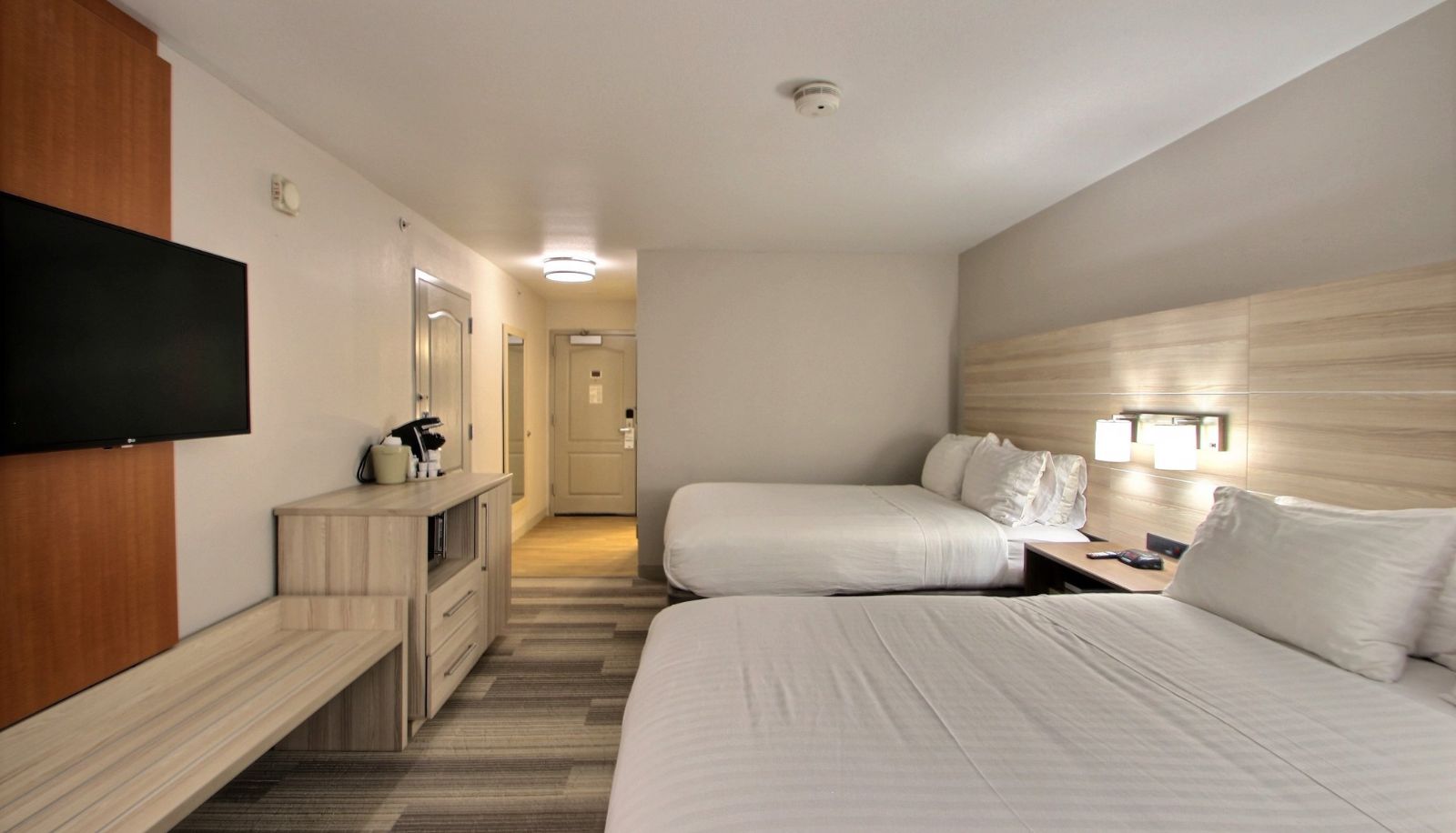 Room - Holiday Inn Express & Suites MILWAUKEE AIRPORT by IHG