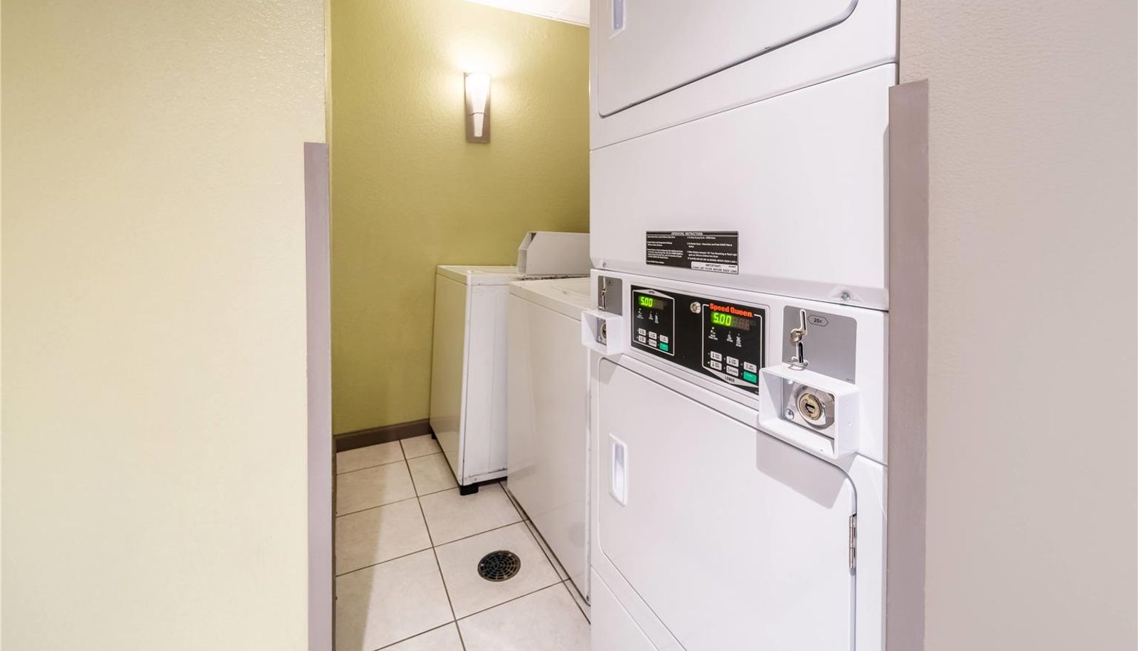 Innenbreich - Days Inn & Suites by Wyndham Fort Myers Near JetBlue Park