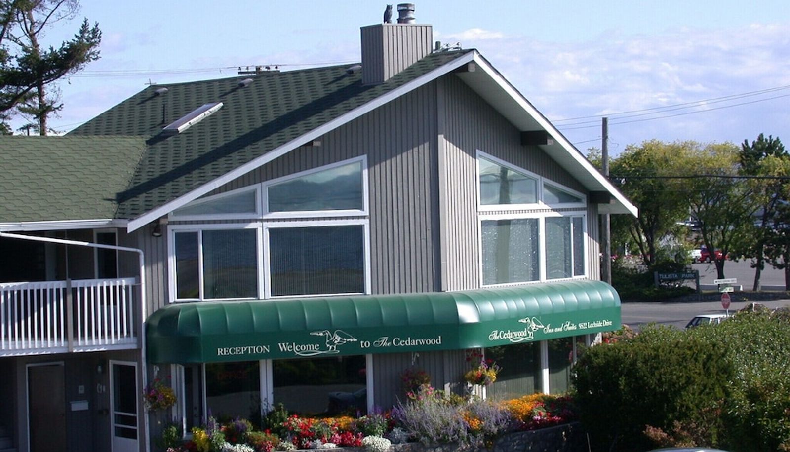Recepcja - The Cedarwood Inn & Suites