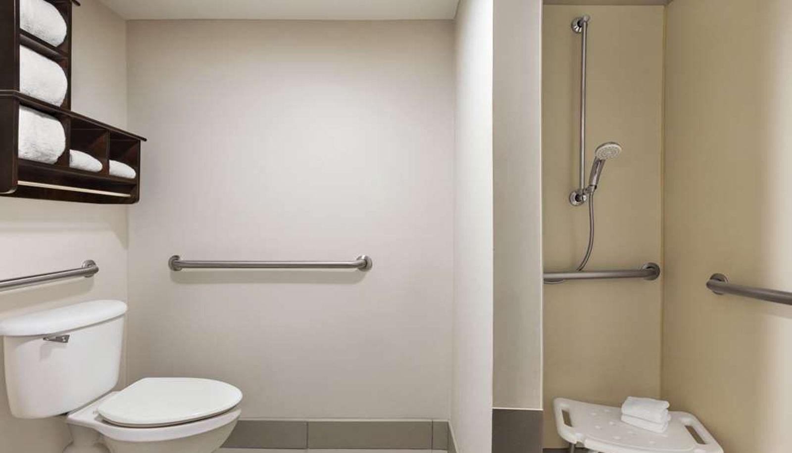 Room - La Quinta Inn & Suites by Wyndham Newark - Elkton