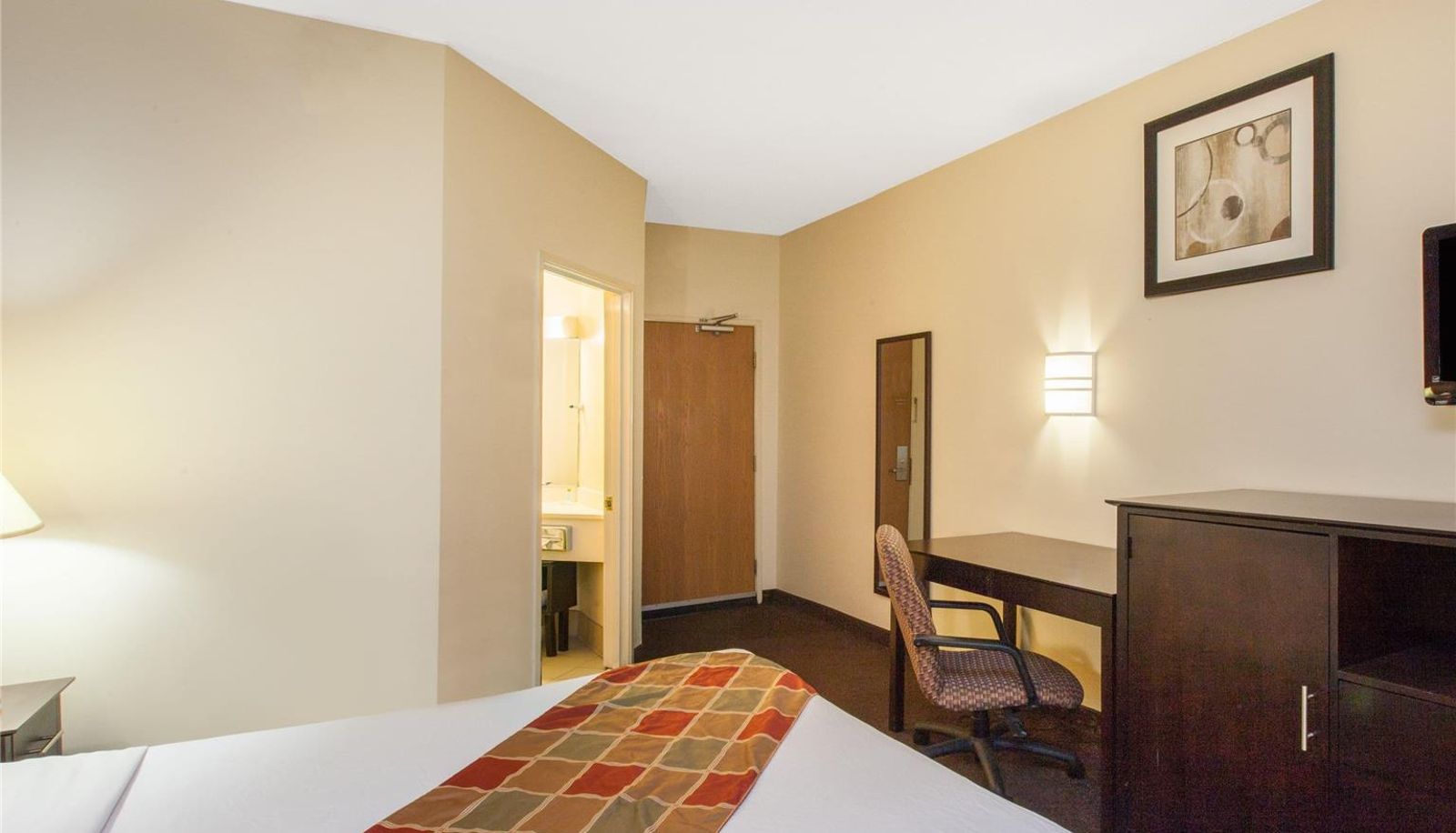 Room - Travelodge by Wyndham Romulus Detroit Airport