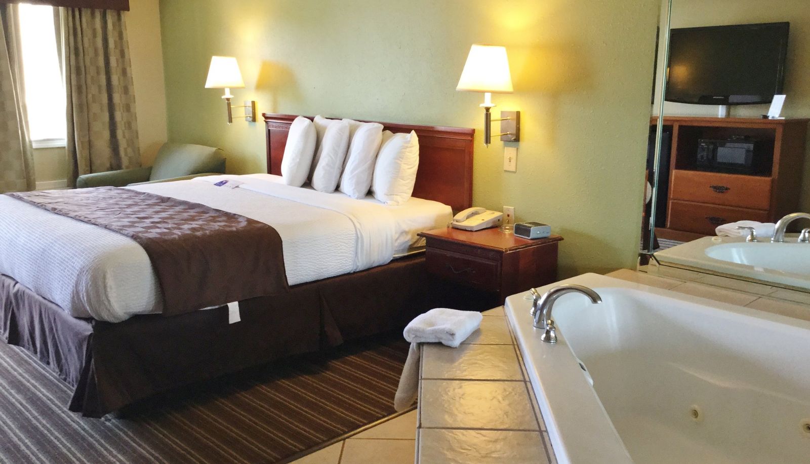 Room - Americas Best Value Inn & Suites University Ave