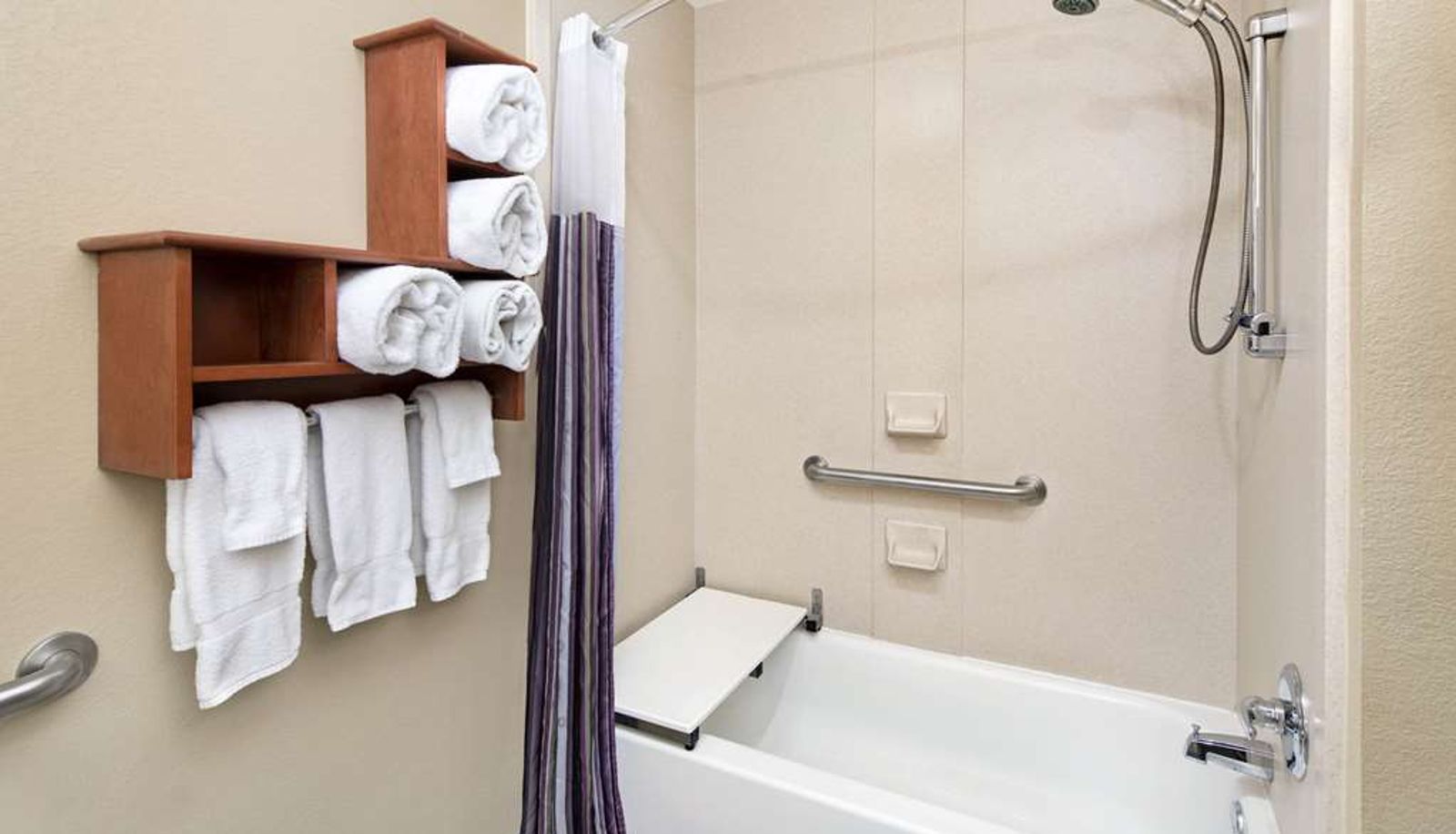 Room - La Quinta Inn & Suites by Wyndham Oxford - Anniston