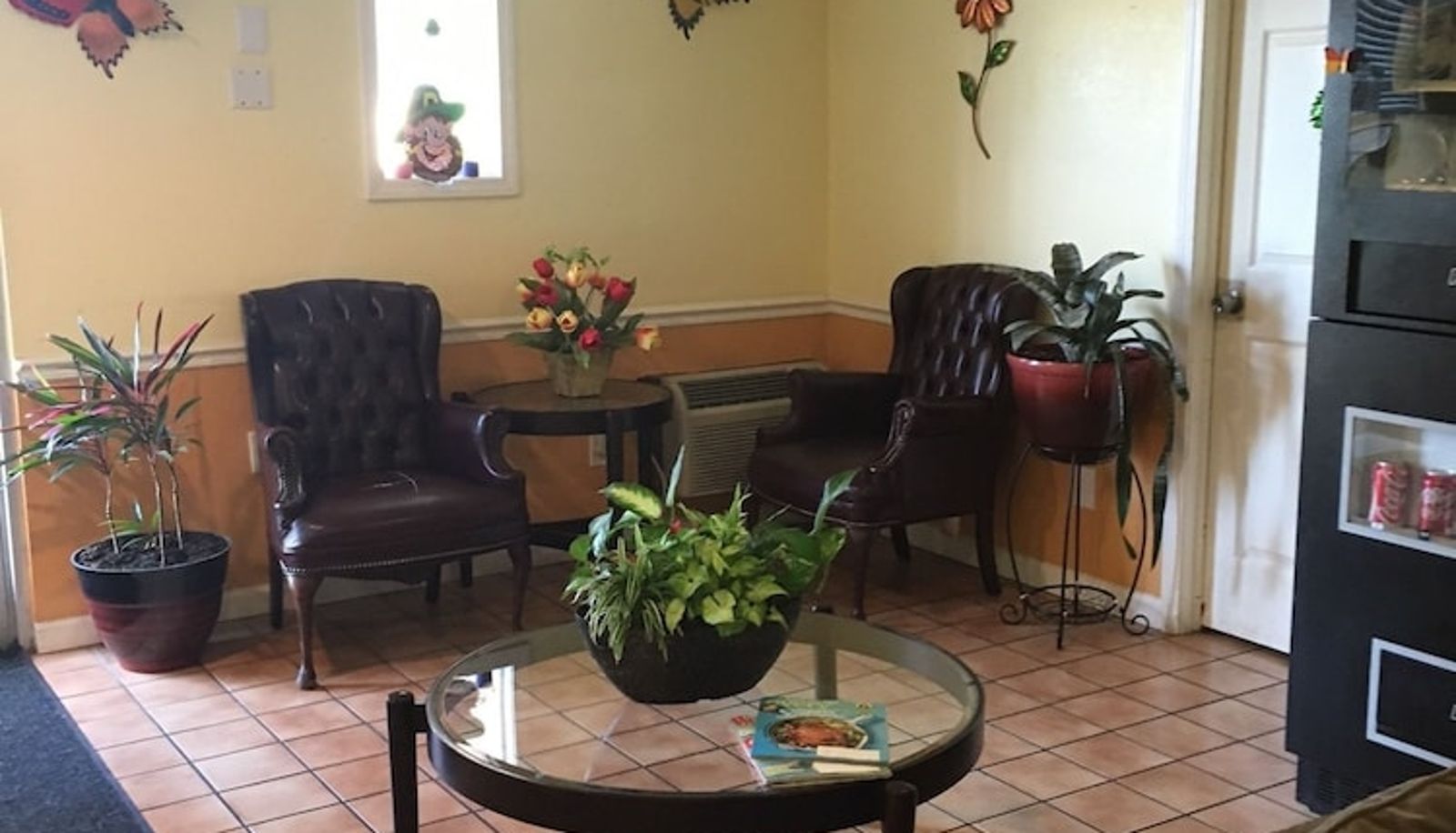 Hall - Regency Inn & Suites