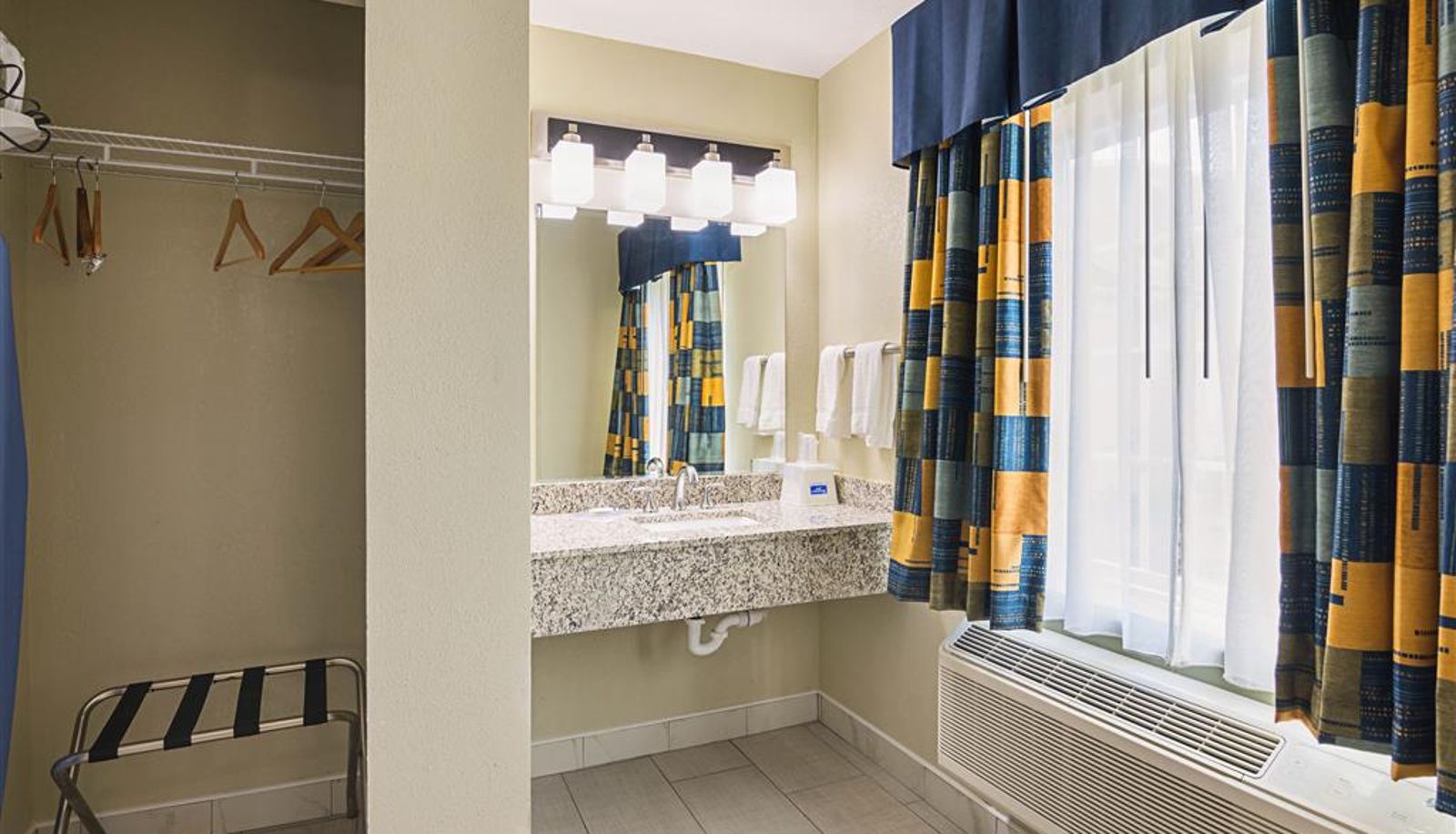 Room - Rodeway Inn & Suites Ithaca South