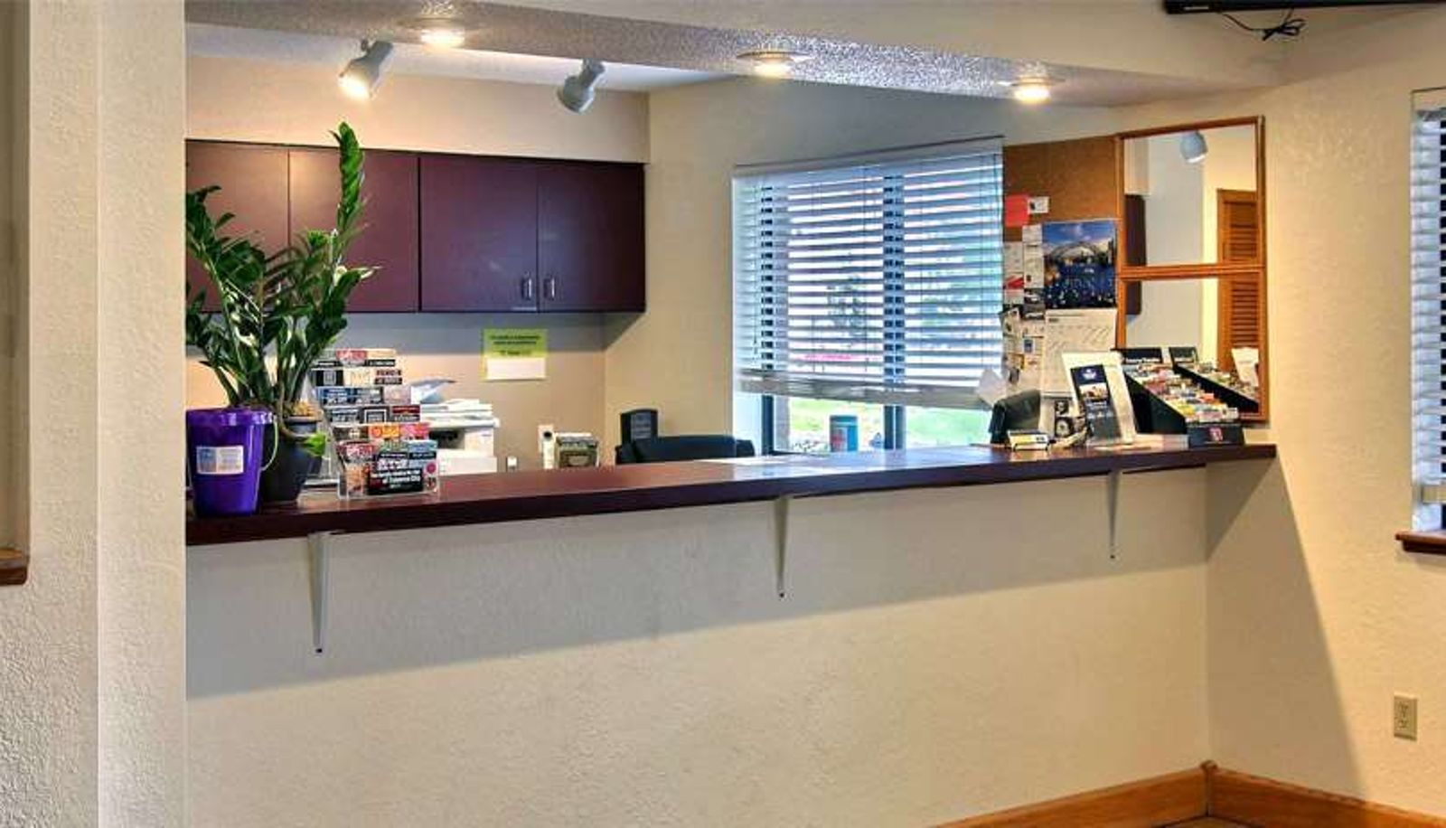 Lobby - Days Inn & Suites by Wyndham Traverse City
