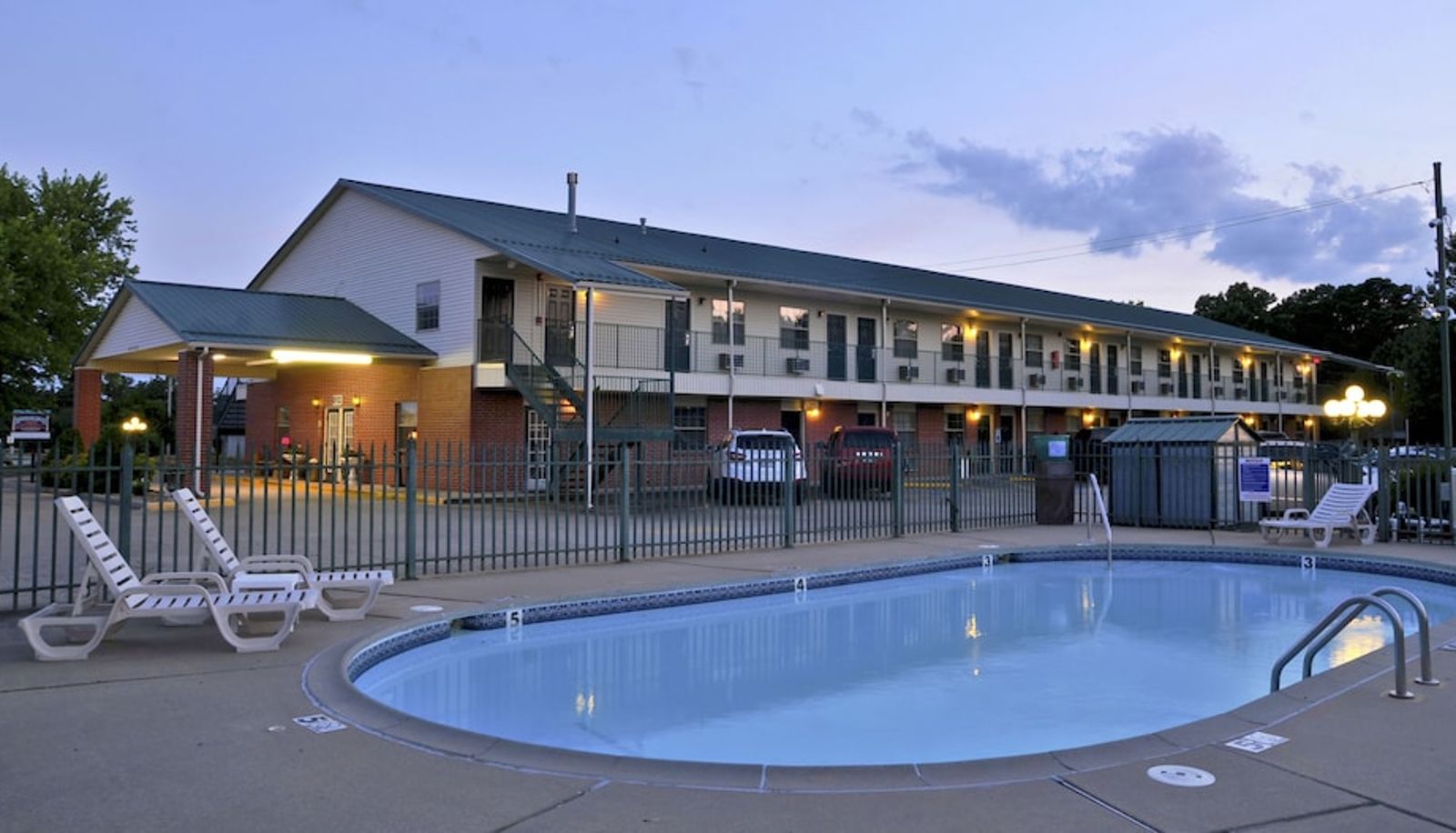 Basen - The Regency Inn