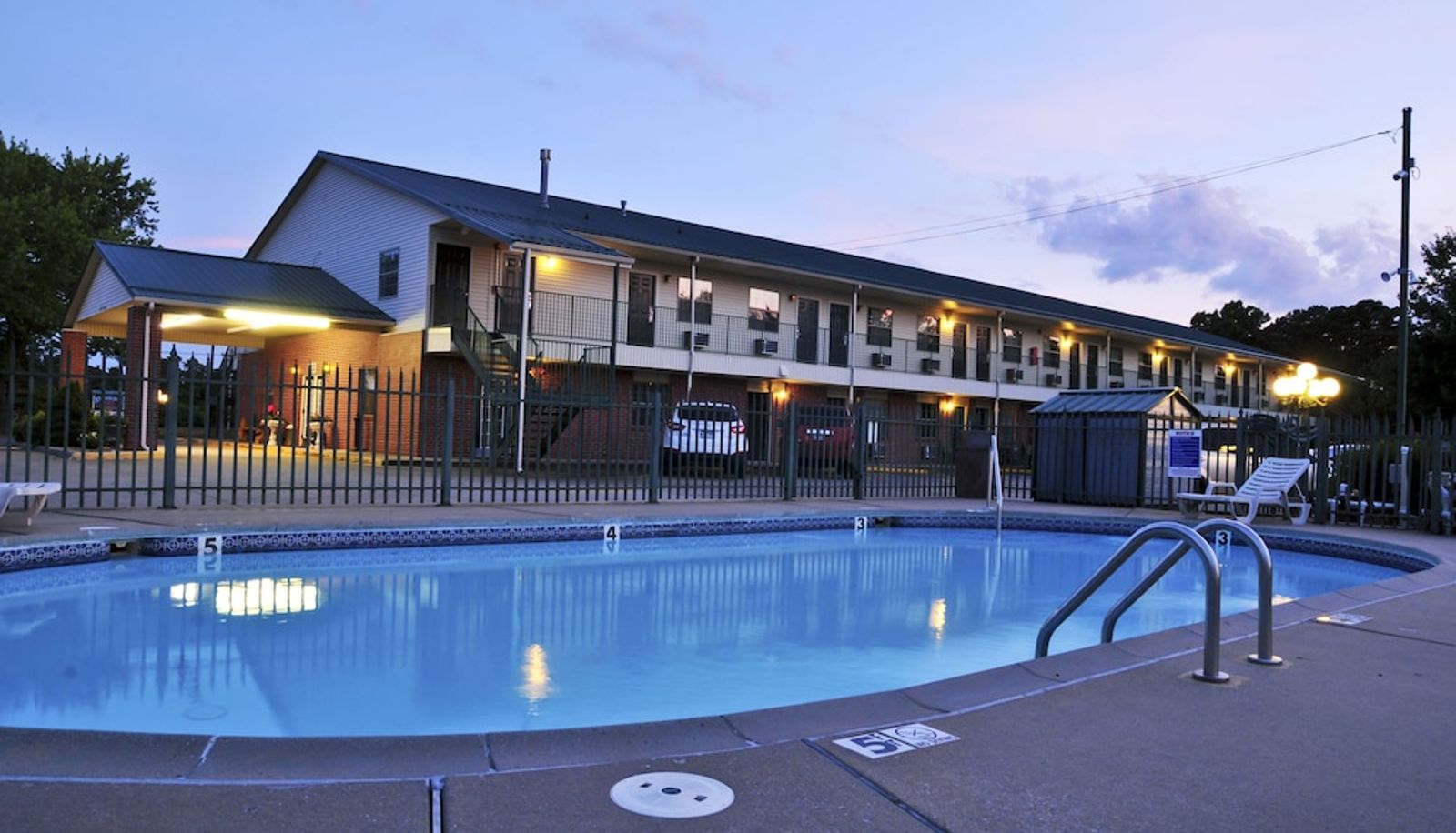 Basen - The Regency Inn