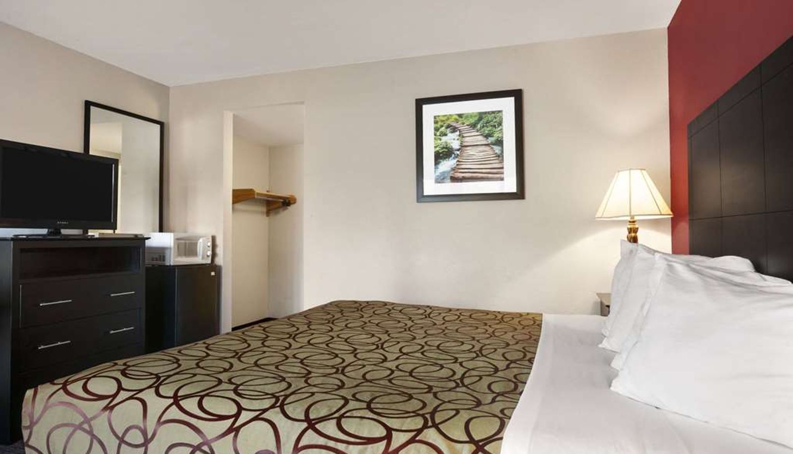 Zimmer - Travelodge by Wyndham Traverse City MI