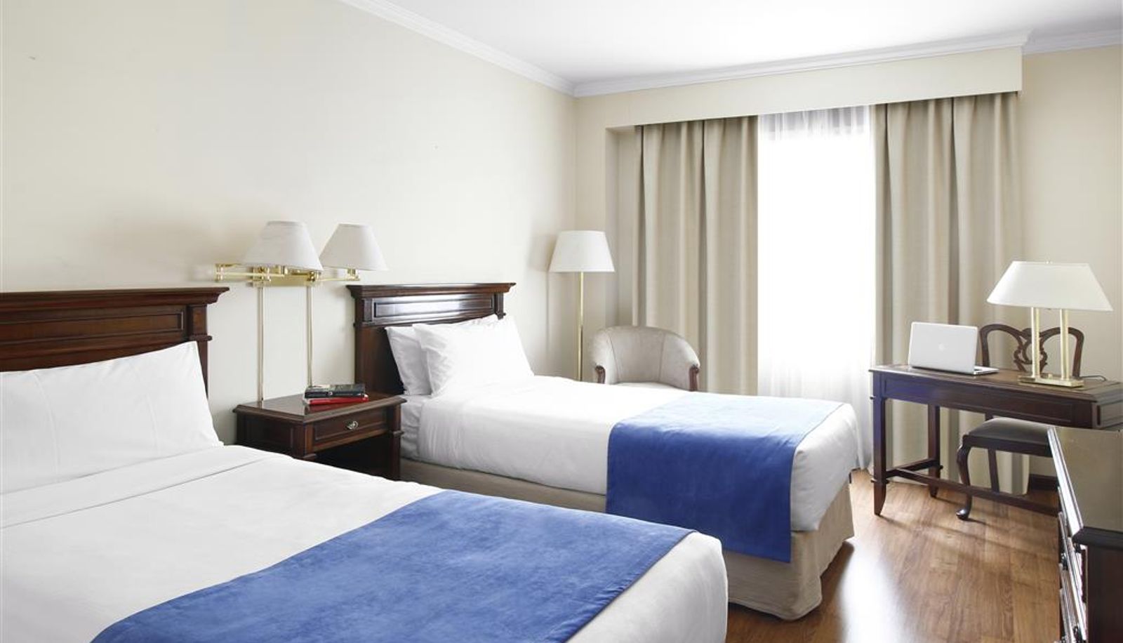 Zimmer - Cyan Americas Towers Hotel