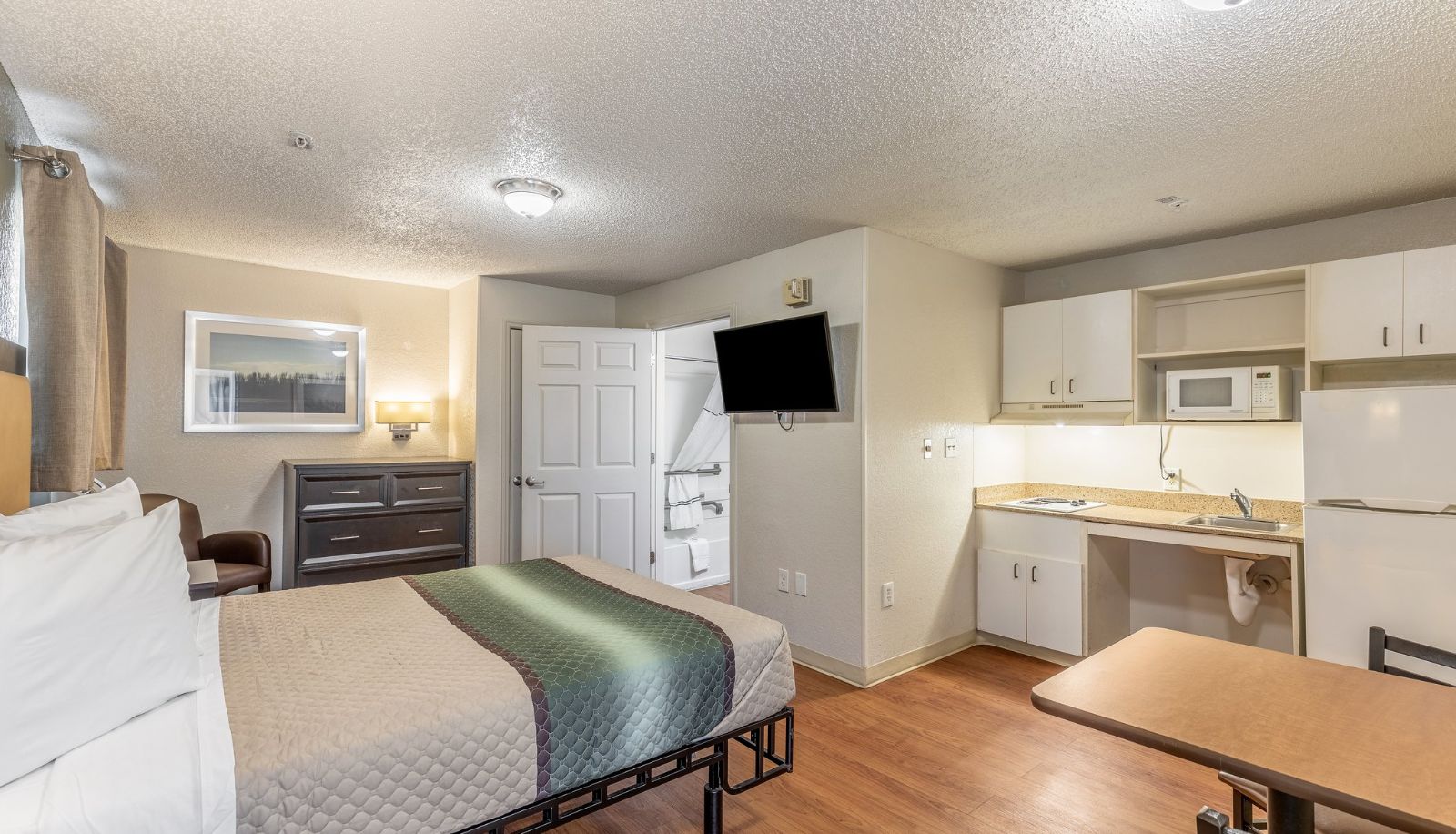 Room - HomeTowne Studios Orlando - Casselberry