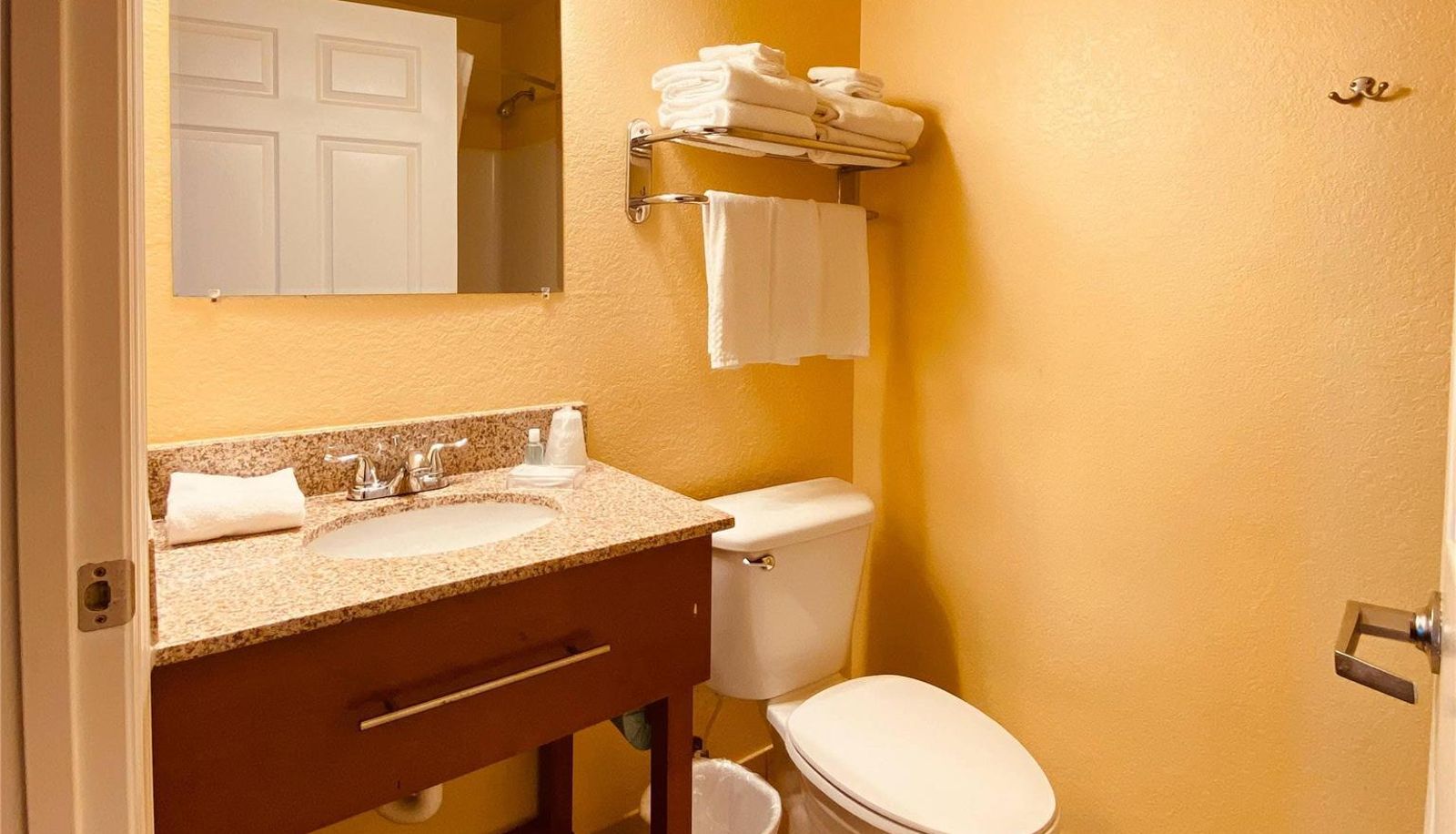 Kamer - Suburban Studios Fort Myers Cape Coral