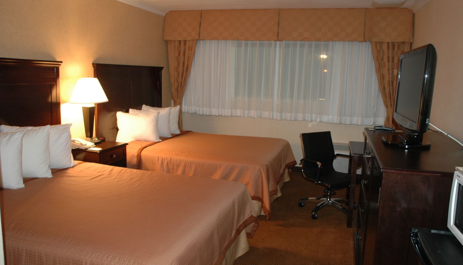Room - Pasadena Rose and Crown Hotel
