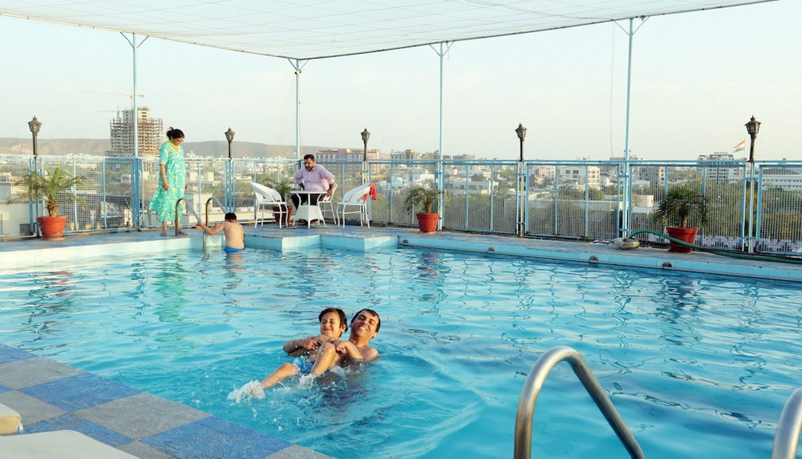 Piscina - Vesta Maurya Palace