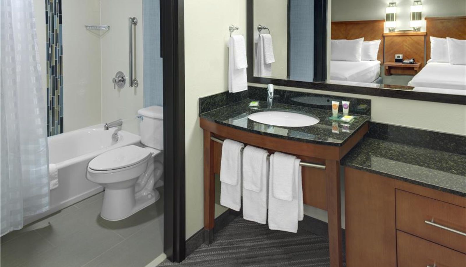 Quadrupla - Hyatt Place  Atlanta / Alpharetta /  Windward Parkway