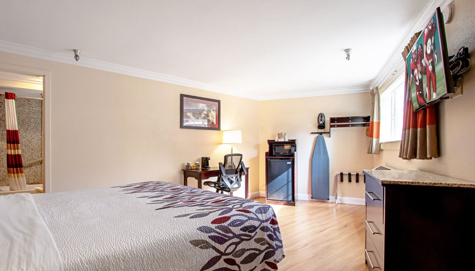 Room - Red Roof Inn & Suites Monterey