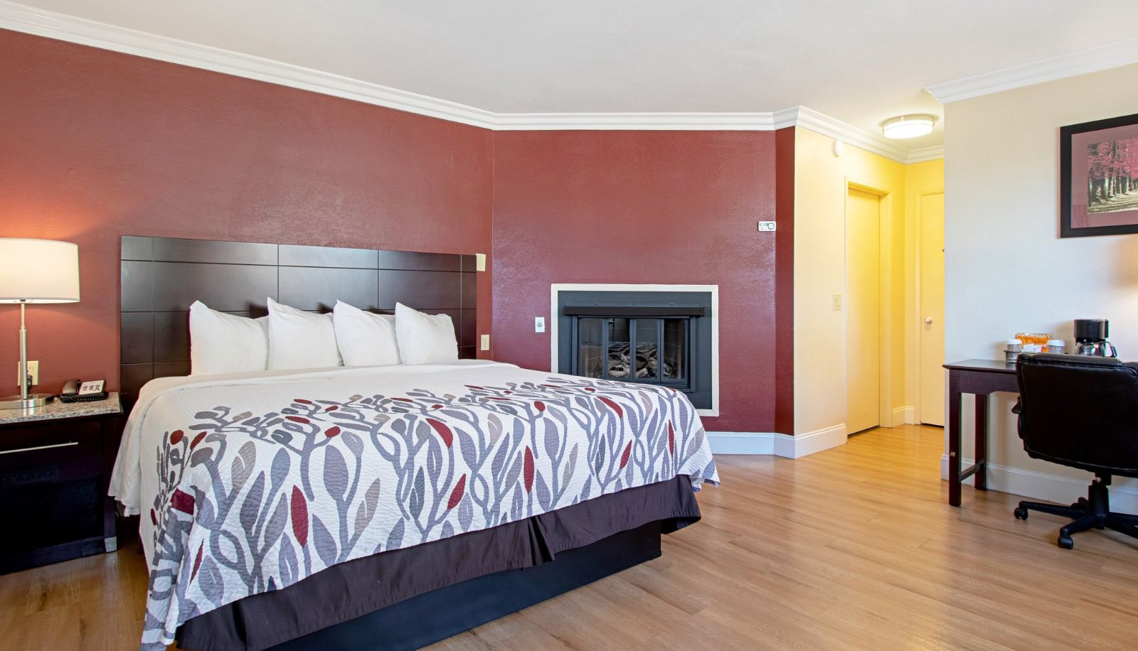 Room - Red Roof Inn & Suites Monterey