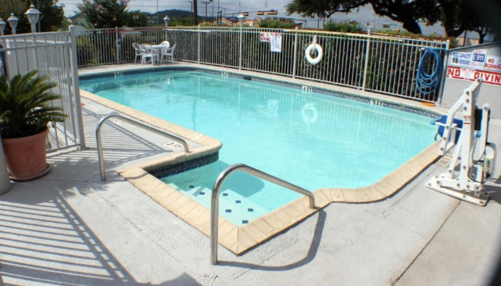 Pool - LoneStar Inn
