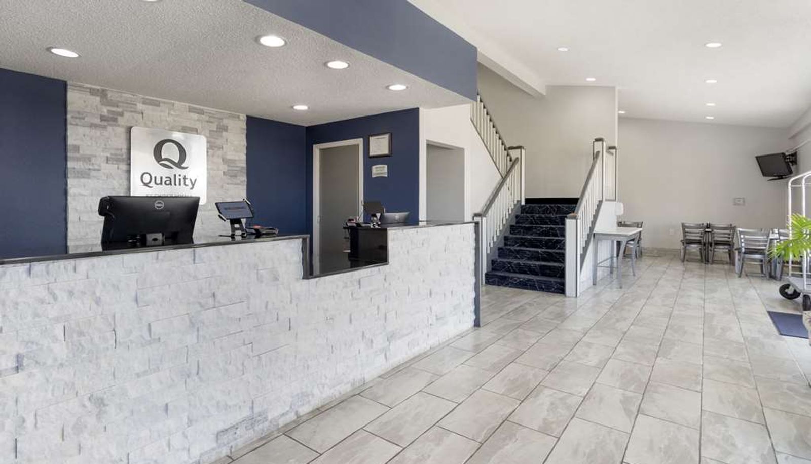Hall - Quality Inn & Suites Bloomington University Area