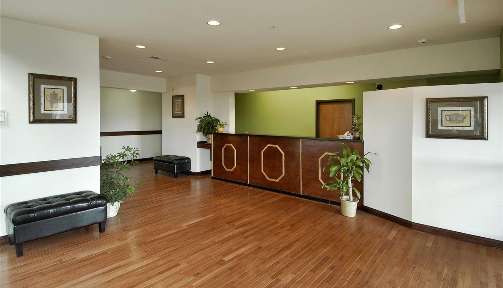 Hall - Super 8 by Wyndham Bowling Green North