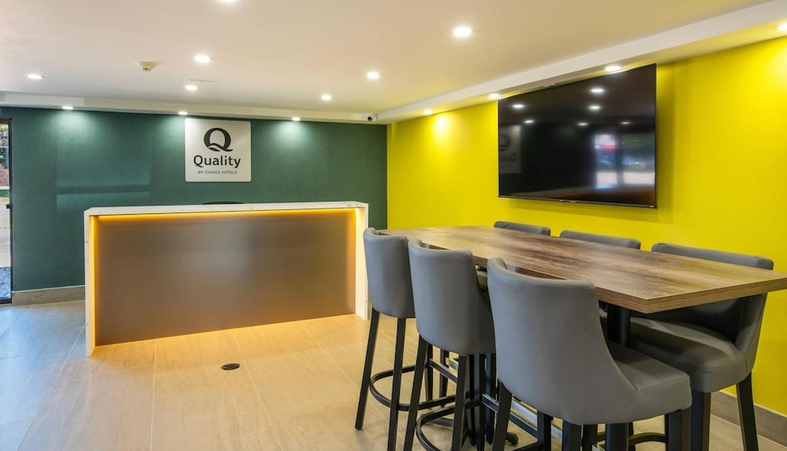 Hall - Quality Inn