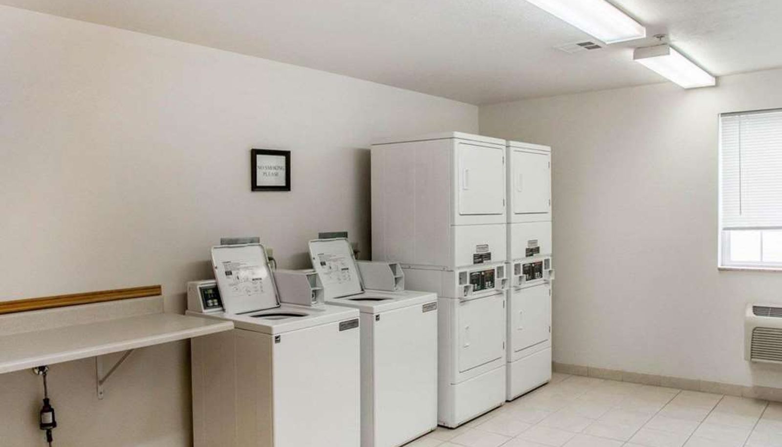 Vista interna - Suburban Studios Dayton-WP AFB