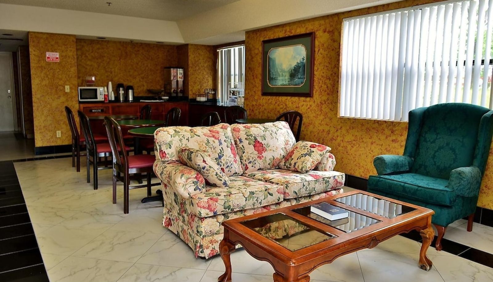 Salón - Executive Inn Opp