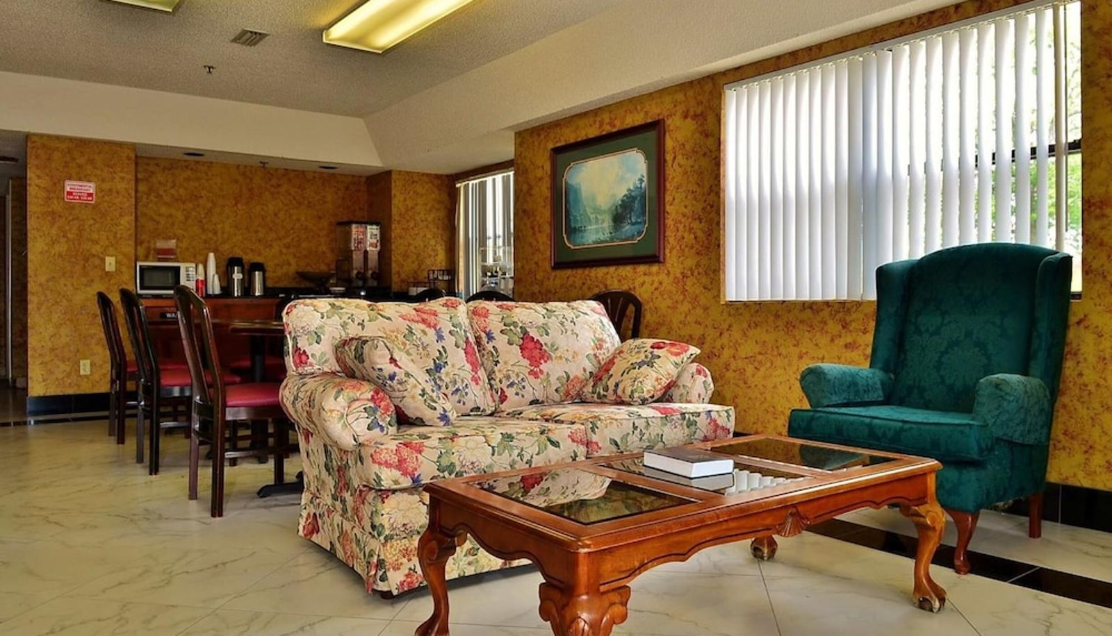 Salón - Executive Inn Opp