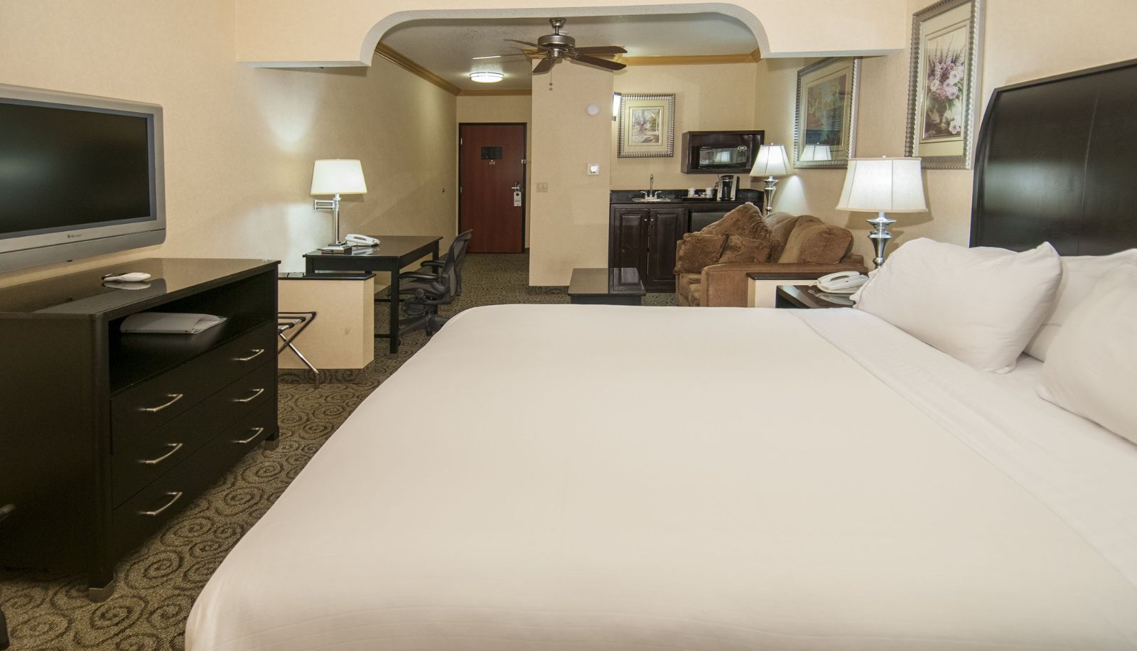 Room - Holiday Inn Express & Suites BAKERSFIELD CENTRAL by IHG
