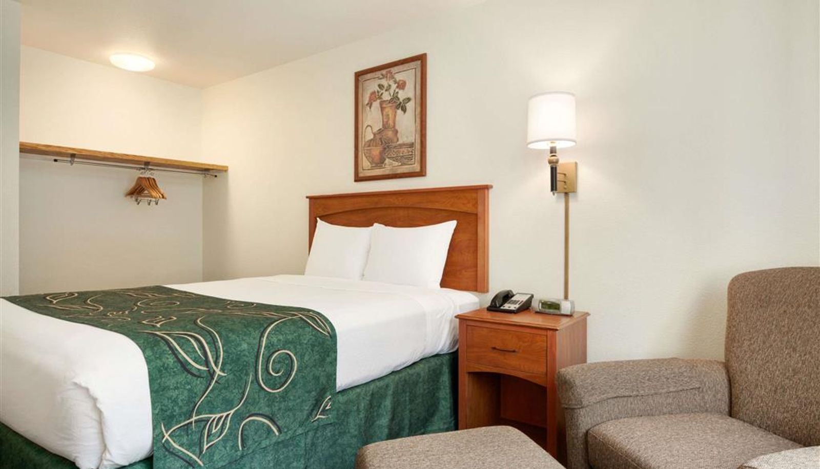 Room - Travelodge by Wyndham Dunsmuir