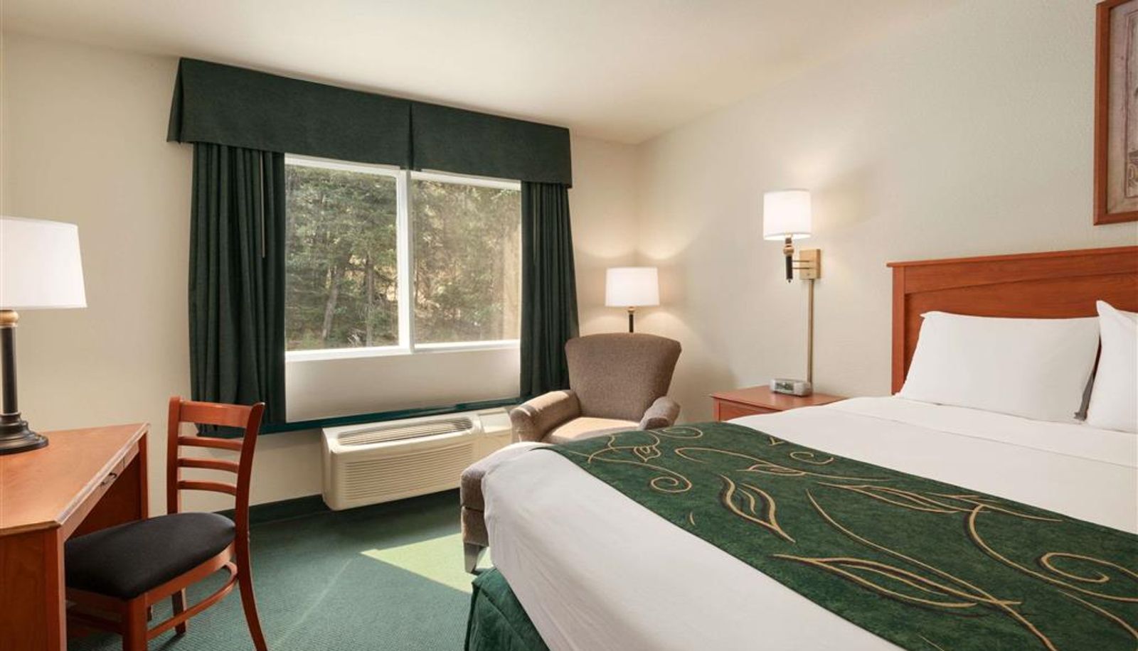 Room - Travelodge by Wyndham Dunsmuir