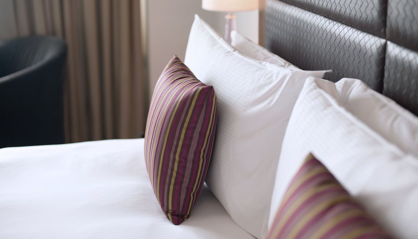 Kamer - Crowne Plaza DUBAI - FESTIVAL CITY by IHG
