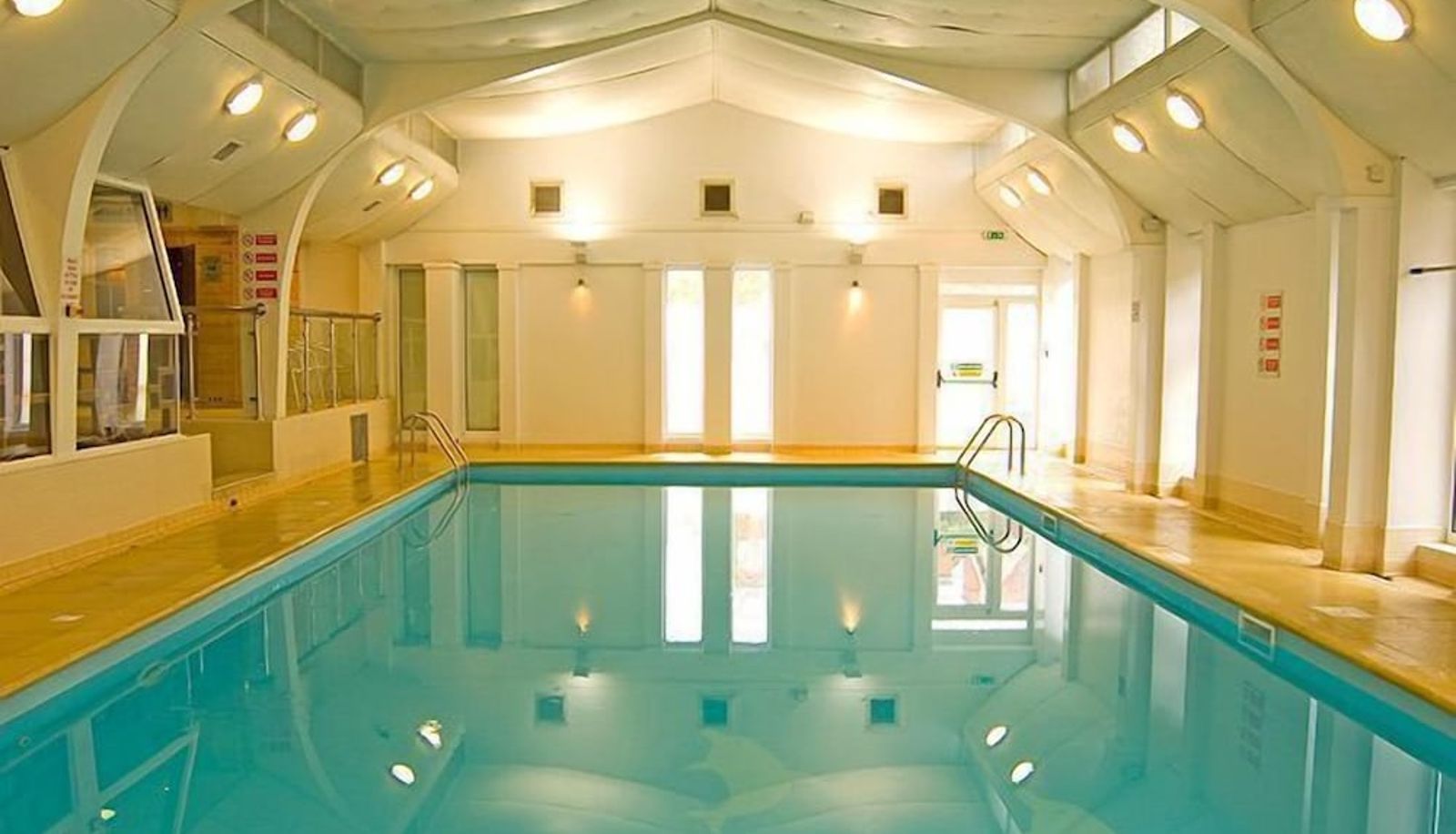 Zwembad - St Ives Hotel