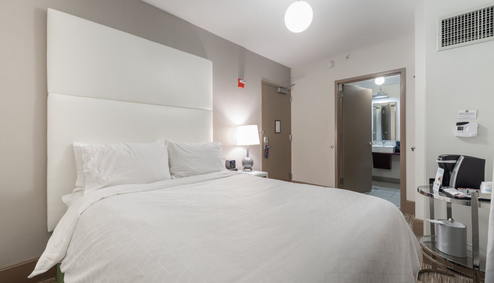 Room - Holiday Inn Express CHICAGO - MAGNIFICENT MILE by IHG