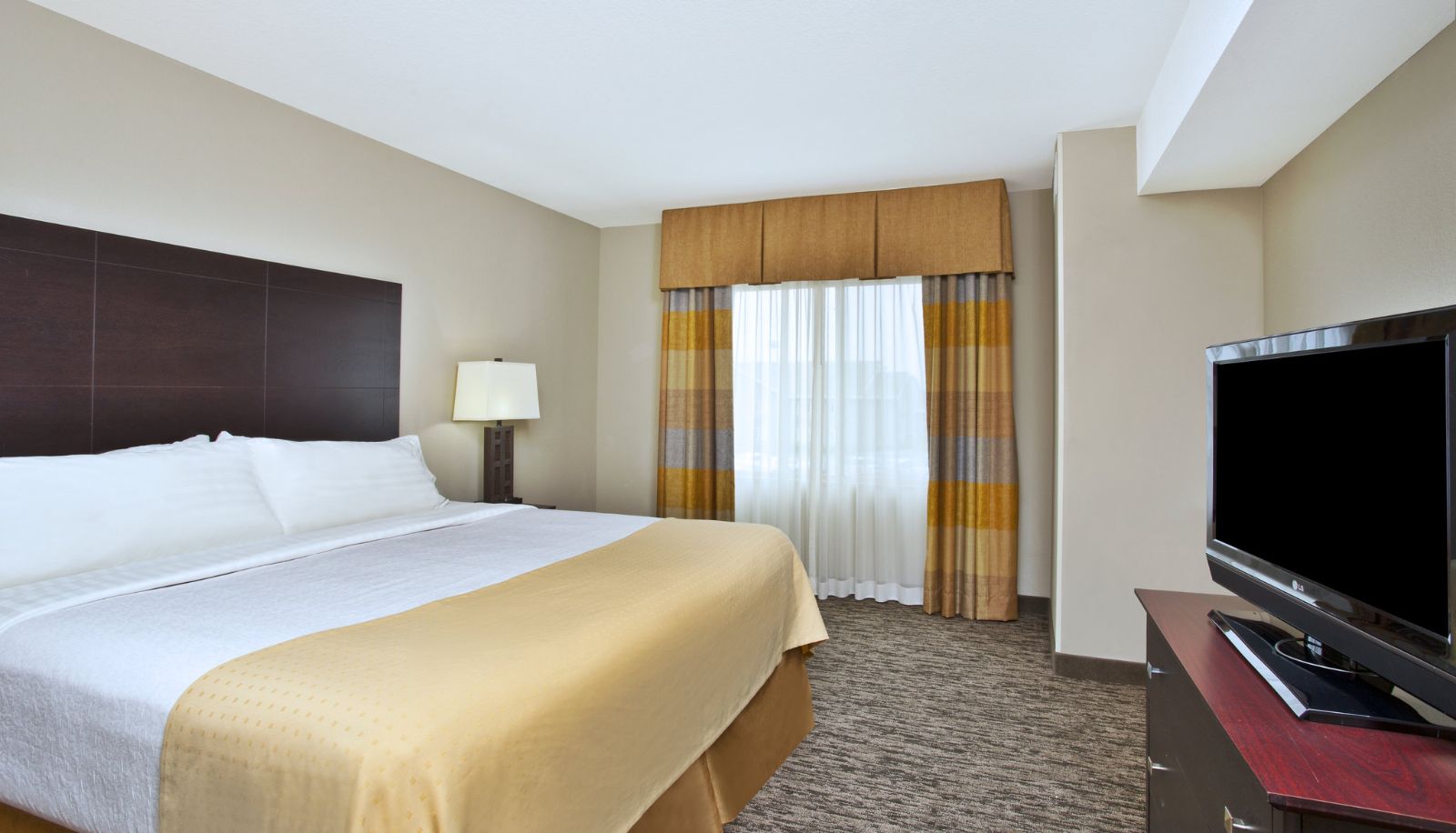 Room - Holiday Inn & Suites GREEN BAY STADIUM by IHG