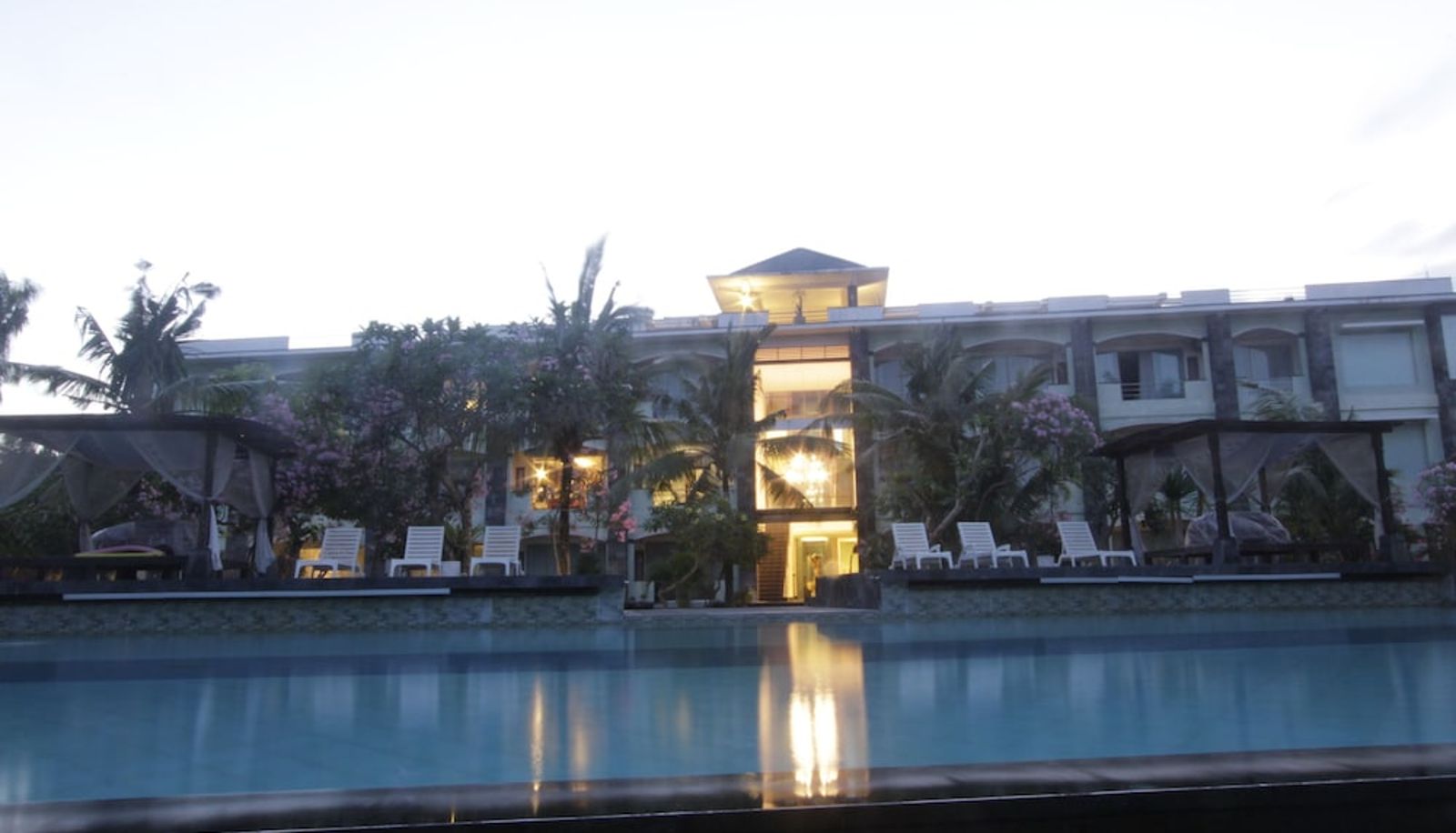 Piscina - Alit Beach Resort and Villas