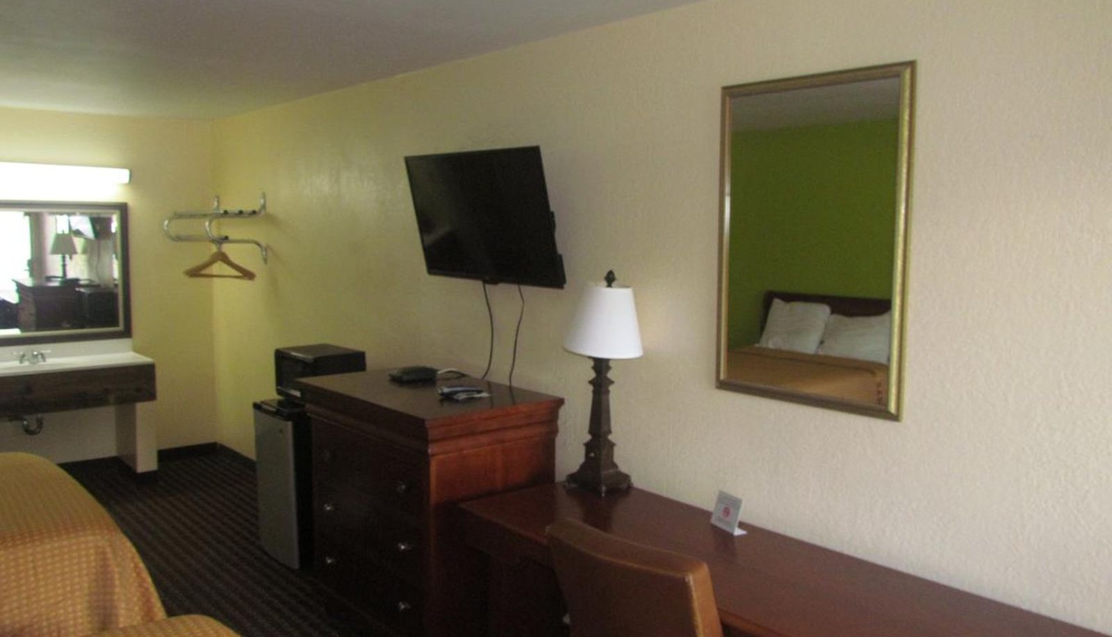 Room - Red Carpet Inn Augusta