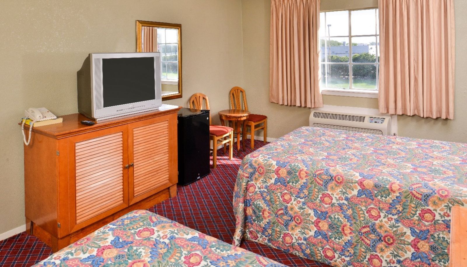 Zimmer - Red Carpet Inn Hornwood Dr