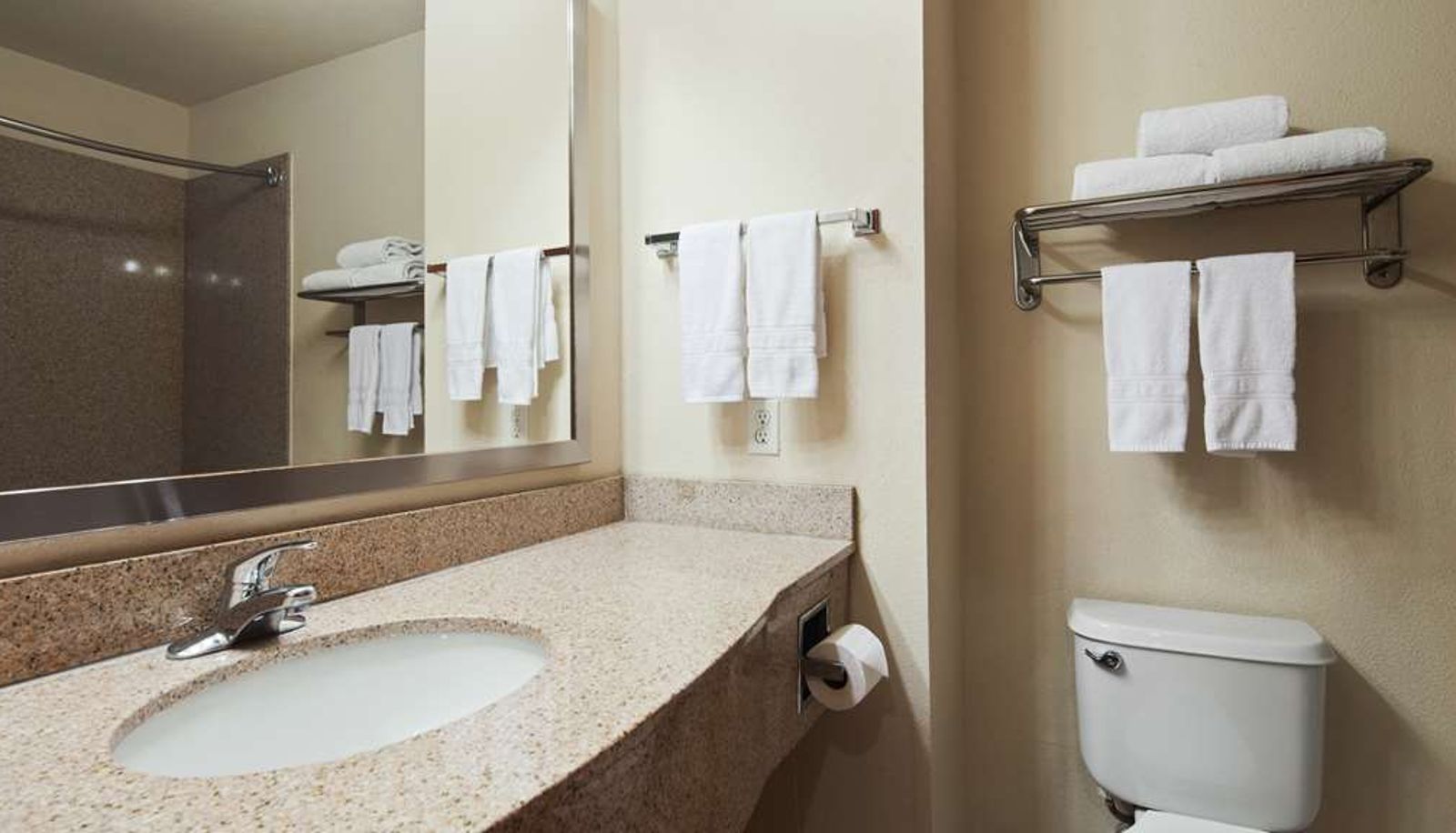 Room - Best Western Cleveland Inn & Suites