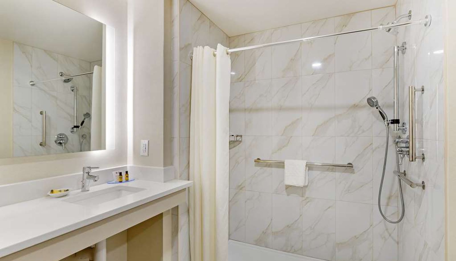 Zimmer - Best Western Plus Crossroads Inn & Suites