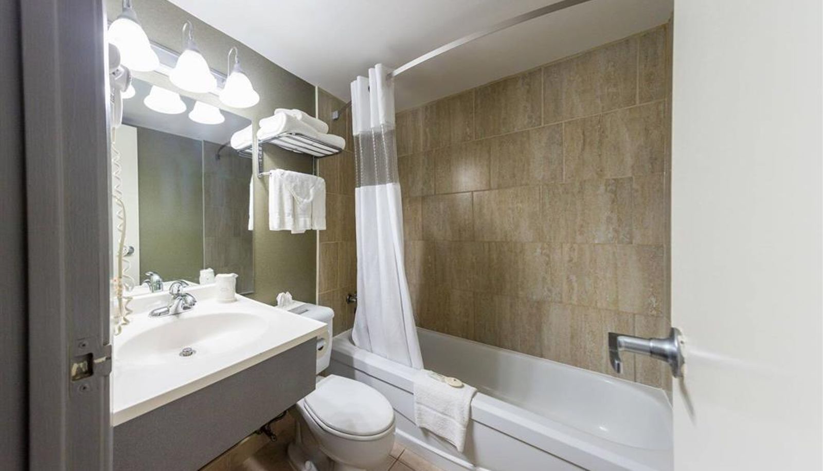 Camera - Days Inn by Wyndham Fallsview