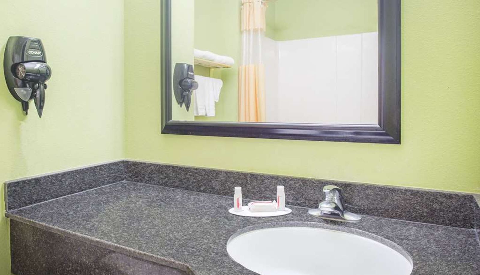 Zimmer - Days Inn & Suites by Wyndham Swainsboro